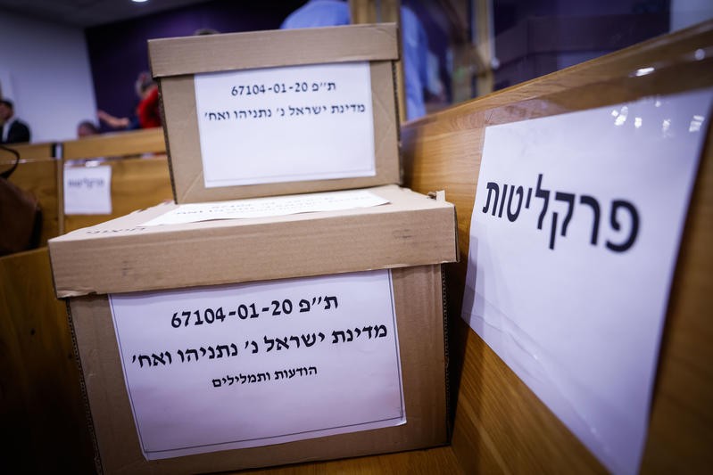 באיחור של כרבע שעה: החלה עדותו של ראש הממשלה במשפטו