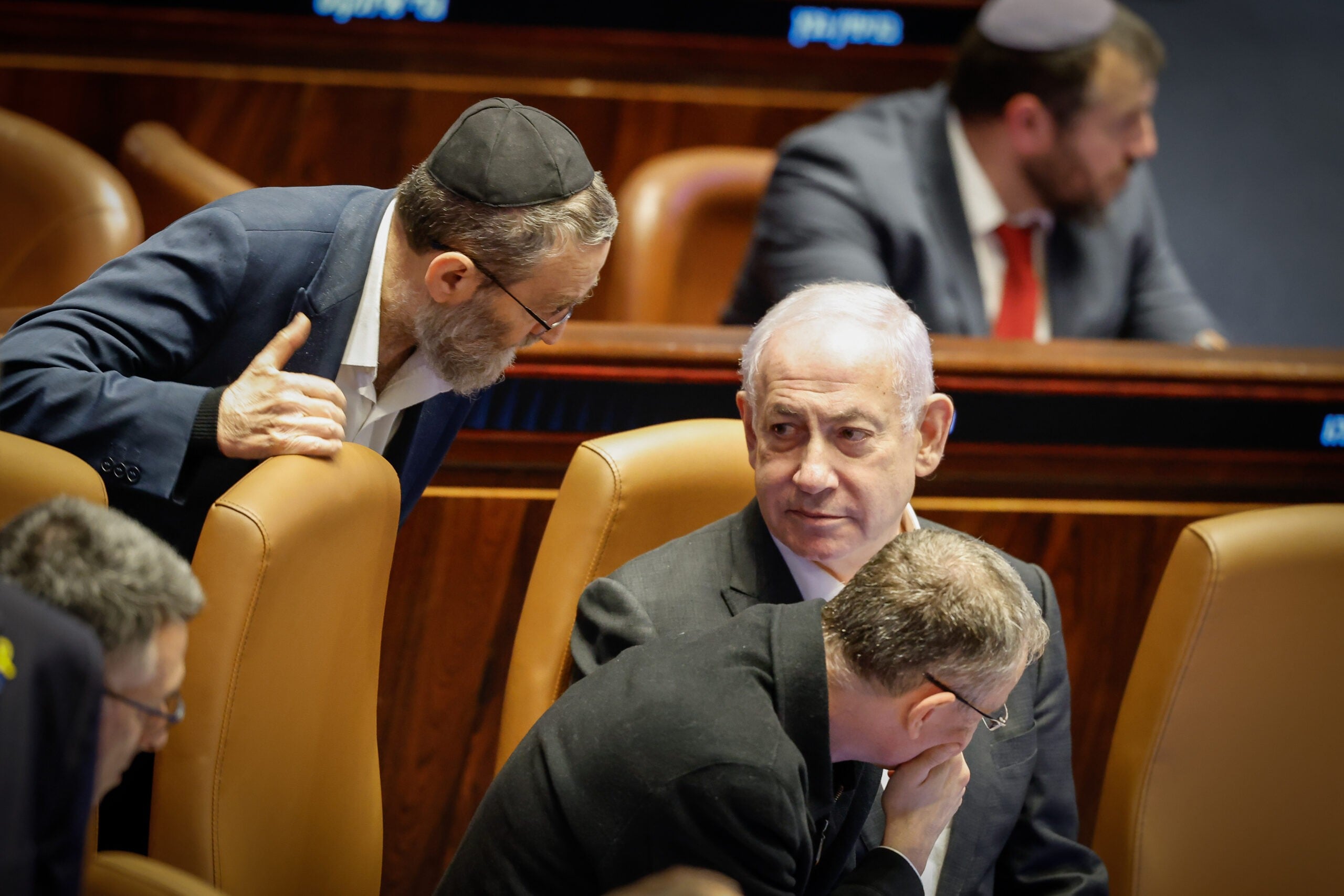 בניגוד להמלצת הרופאים: ראש הממשלה הגיע להצבעה בכנסת