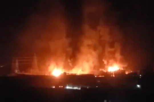 שריפת ענק ונזק כבד: אוקראינה תקפה בית זיקוק אסטרטגי ברוסיה