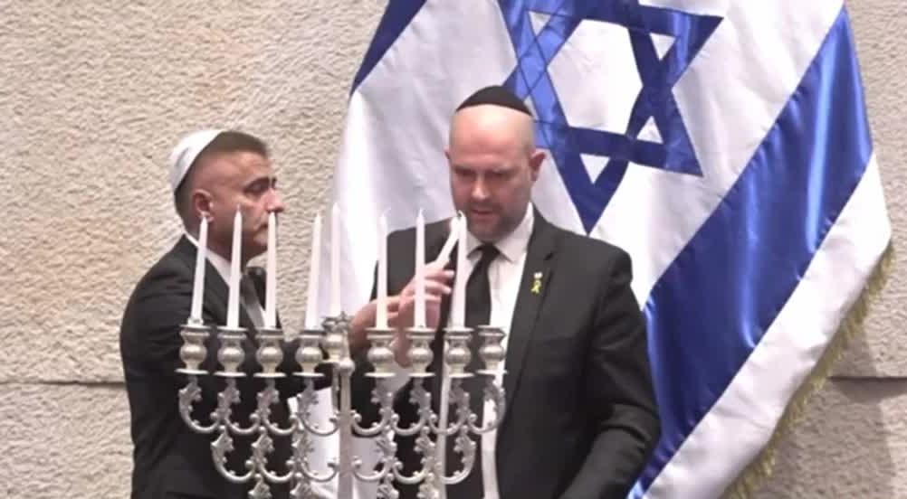 לראשונה בתולדות הכנסת ובצל המשבר: הודלק נר שביעי של חנוכה