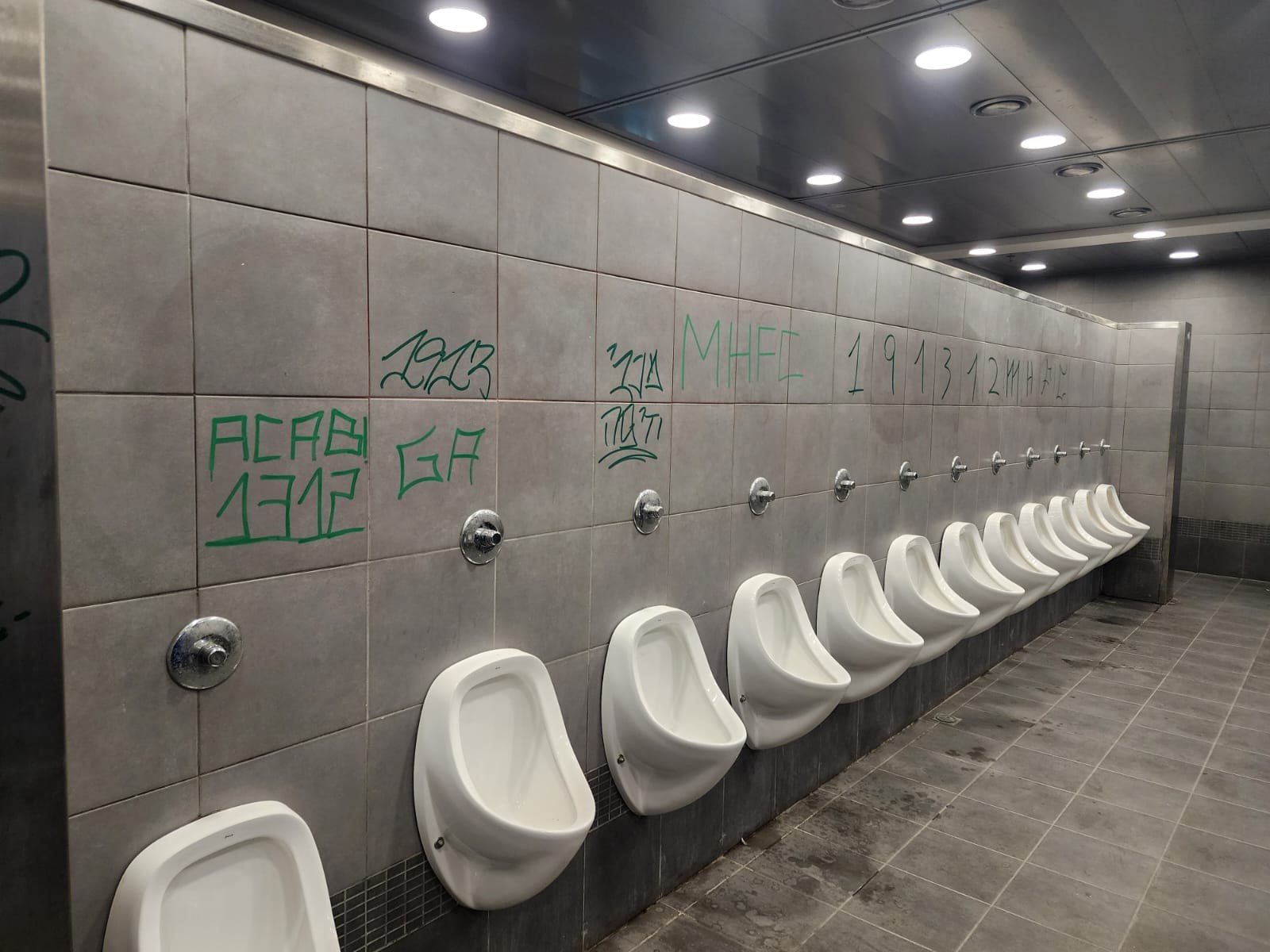 3 אוהדי מכבי חיפה הורחקו מהמגרשים ל-60 יום עקב השחתת רכוש