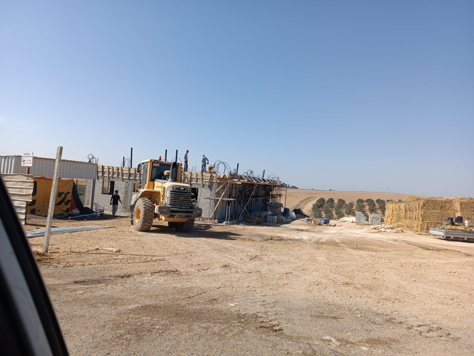 מול הקיבוץ בנגב: בנייה בדואית בלתי חוקית צמוד לכביש מרכזי