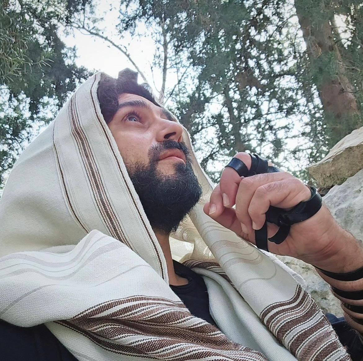 "אני עדיין לא קולט": אביב אלוש חושף לראשונה את סיפורו האישי