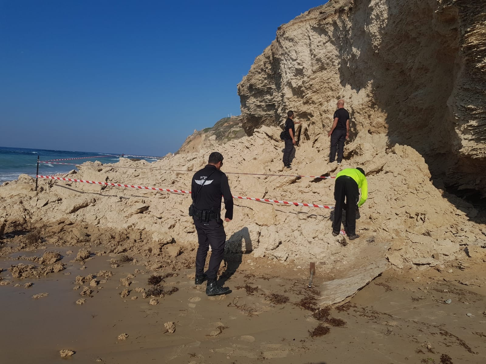 מצוק קרס ב"חוף הסודי" של הרצליה, אין נפגעים | תיעוד