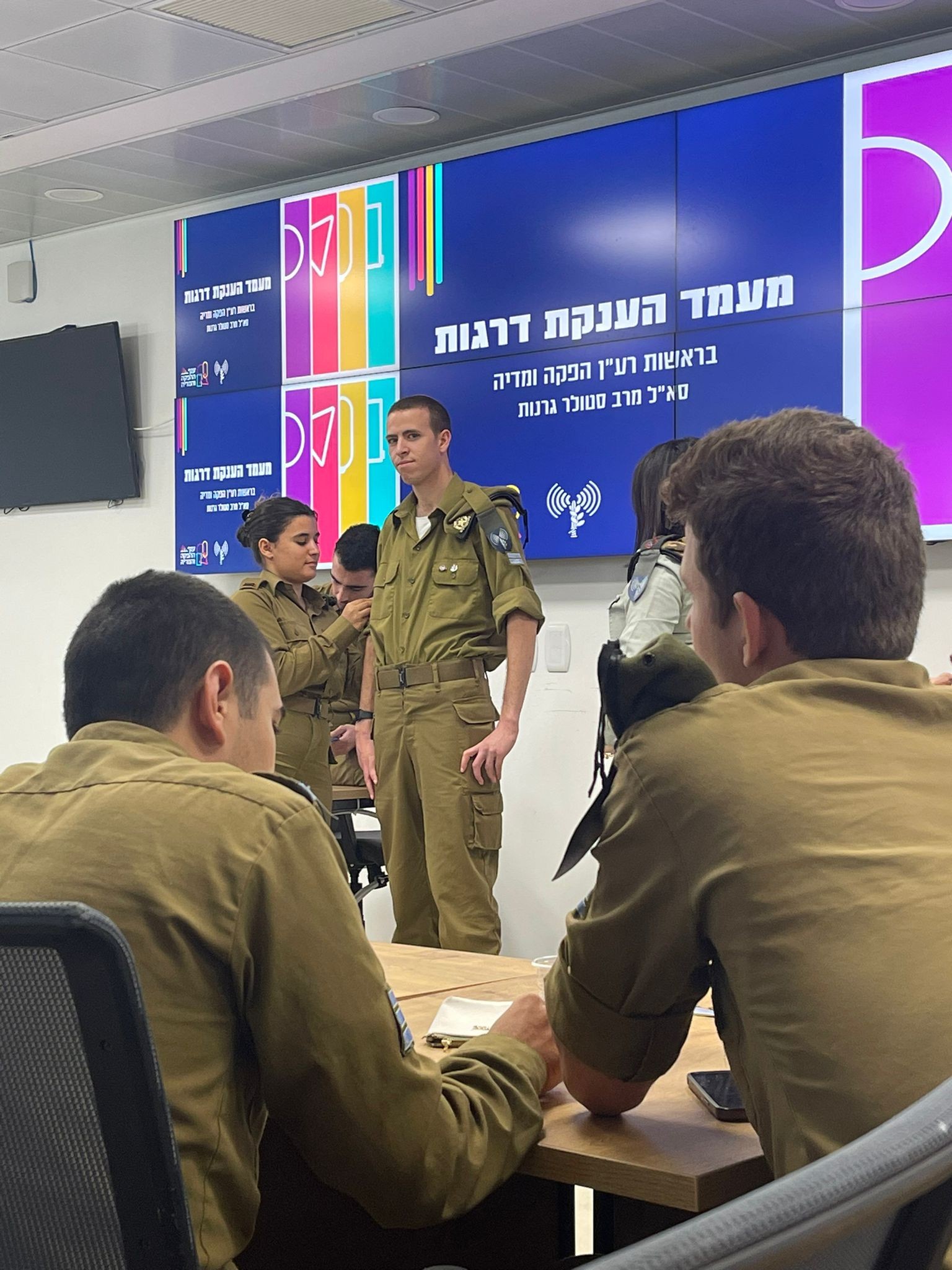 למרות הפטור: צעירים עם מוגבלויות שוברים תקרות זכוכית