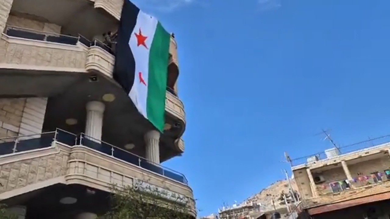 חגיגות במג'דל שמס: הדגל הסורי החדש הונף לקול צהלות התושבים