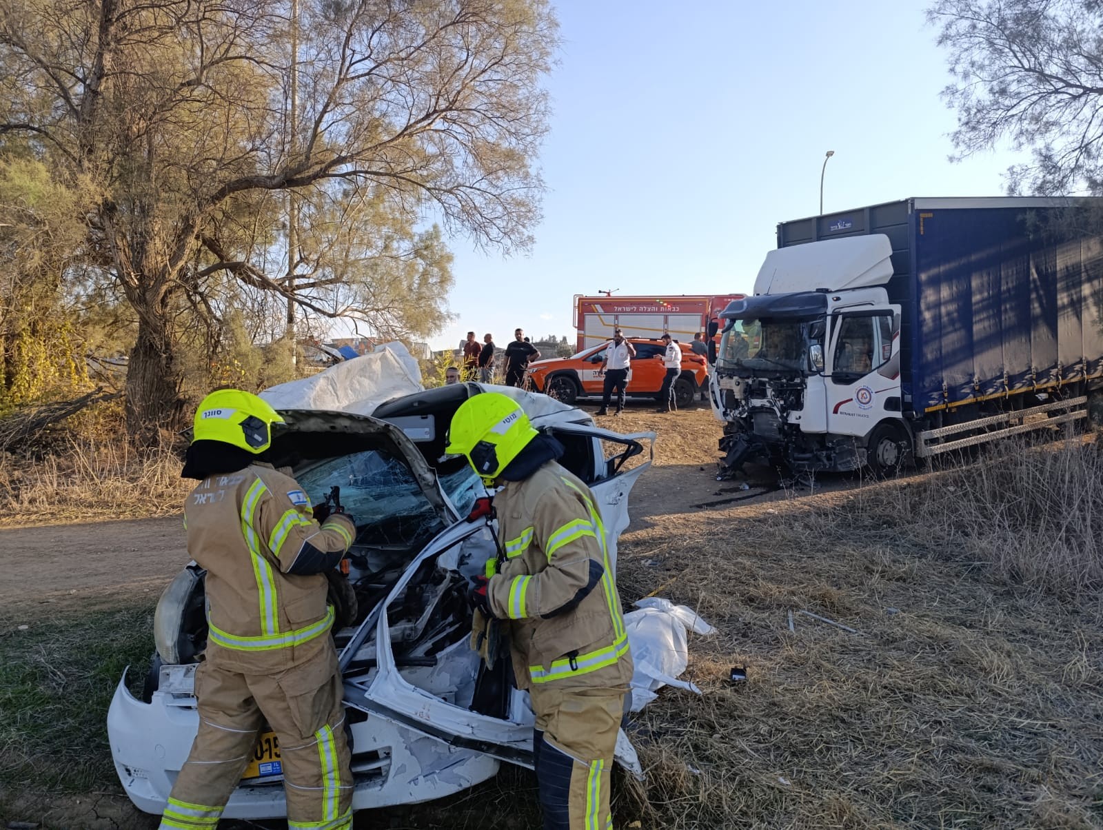 תאונה מזעזעת: צעירה נלכדה בתוך רכב מפגיעת משאית - ונהרגה