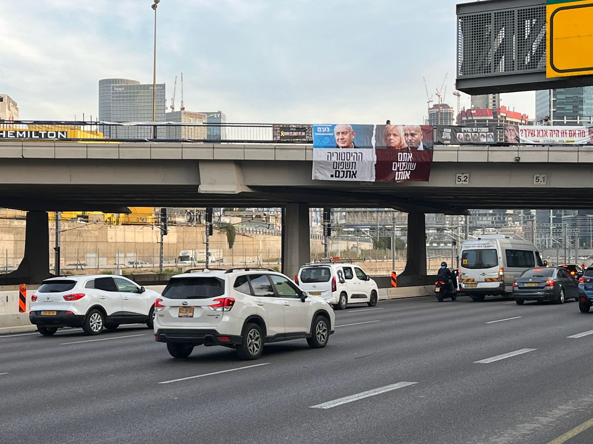 "ההיסטוריה תשפוט אתכם": השלטים שנתלו באיילון לקראת העדות