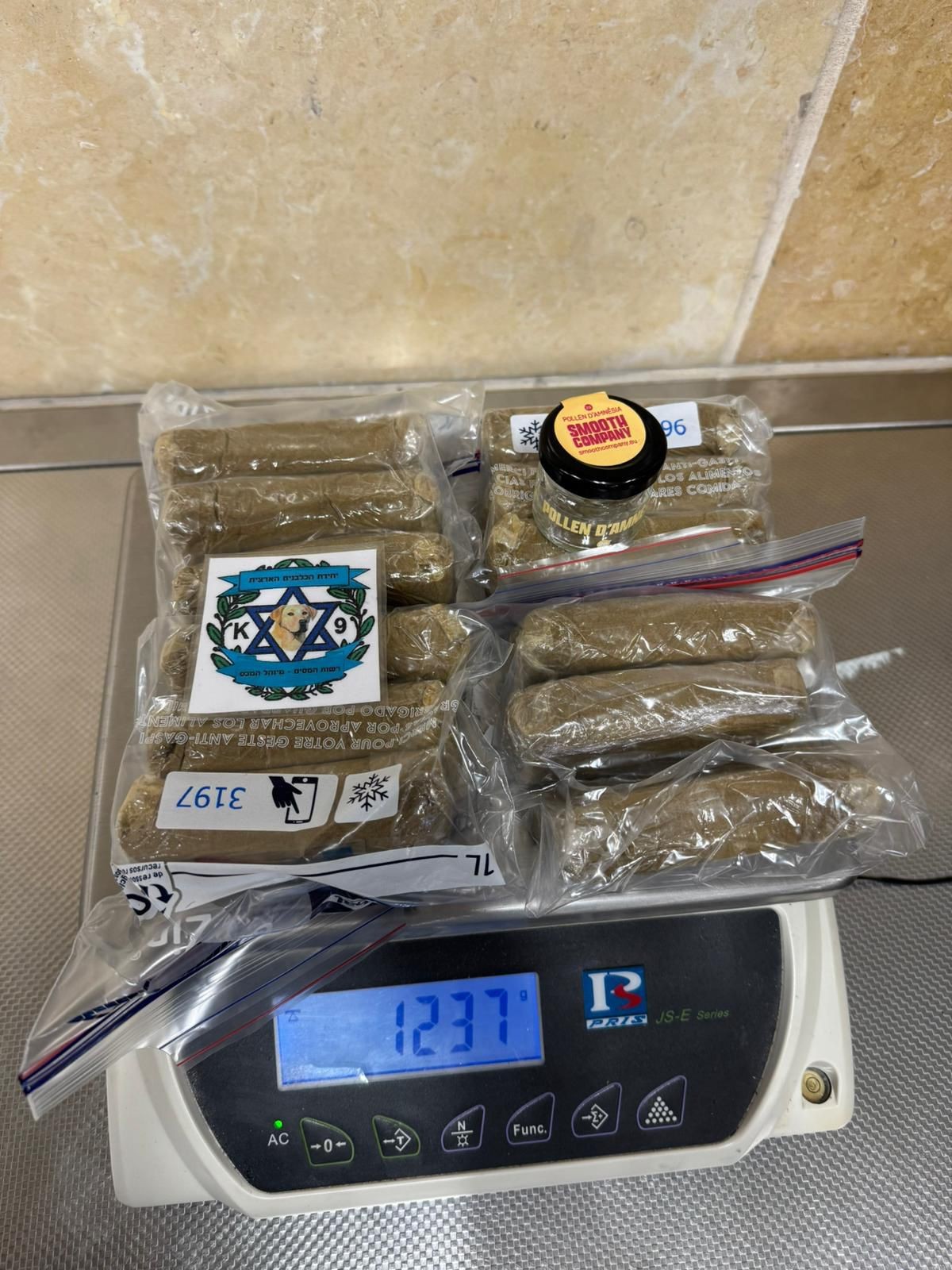 סוכל ניסיון הברחת סמים מצרפת – נתפס קילו חשיש מוסלק במזוודה