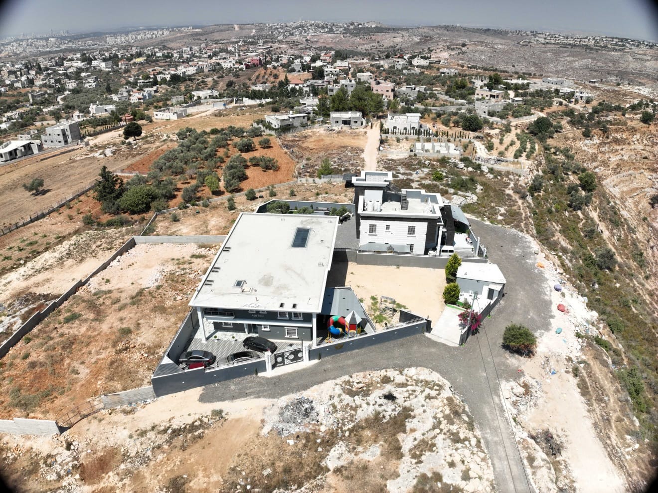 רבע שעה ממודיעין: מתחם נופש ערבי בלתי חוקי על אדמות מדינה