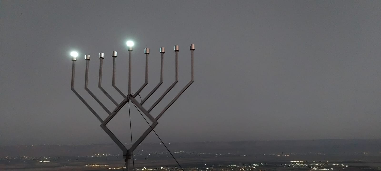 לראשונה מזה עשורים: הדלקת נרות במקום נפילת שמעון החשמונאי