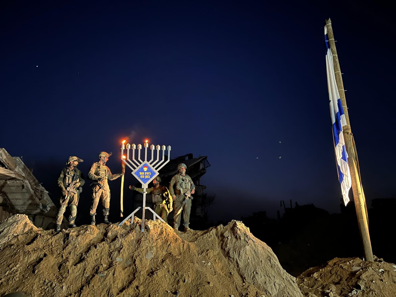 מרגש: לוחמי חטיבה 401 בהדלקת נר ראשון בג'באליה לזכר חבריהם