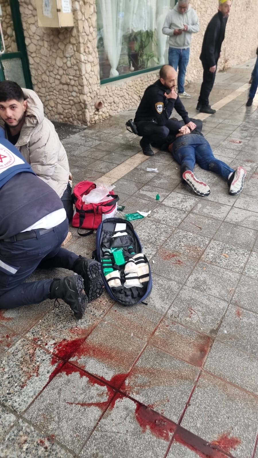 פיגוע בהרצליה: צוותי רפואה מעניקים טיפול לאישה בת 70