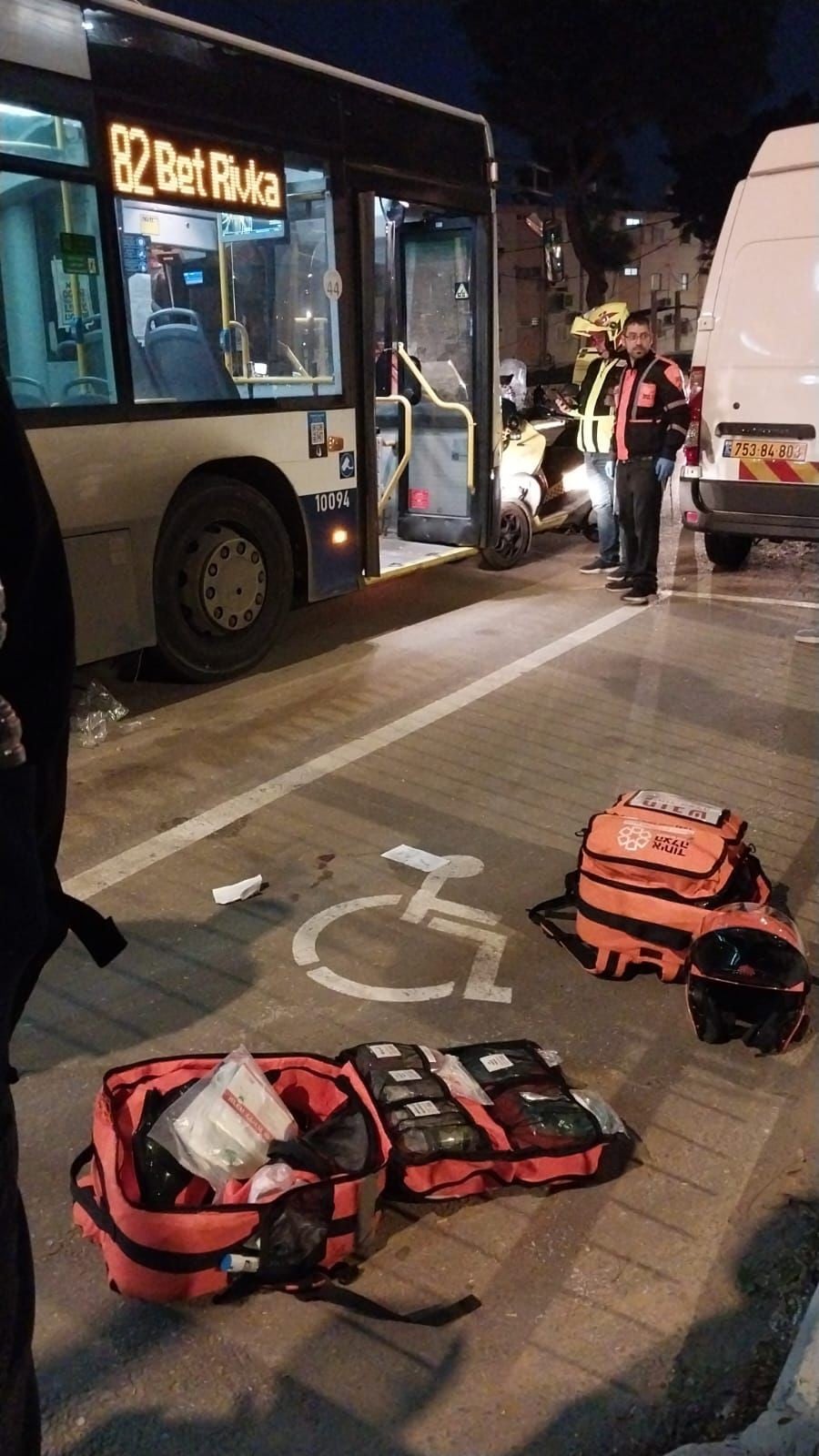 נערה נפצעה קשה כתוצאה מפגיעת אוטובוס בפתח תקווה
