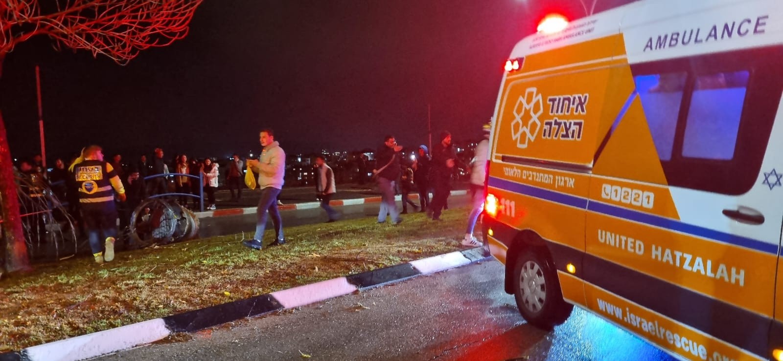 חשד לנפילת רסיס בבית שמש ורחובות, חבלנים נמצאים במקום | צפו