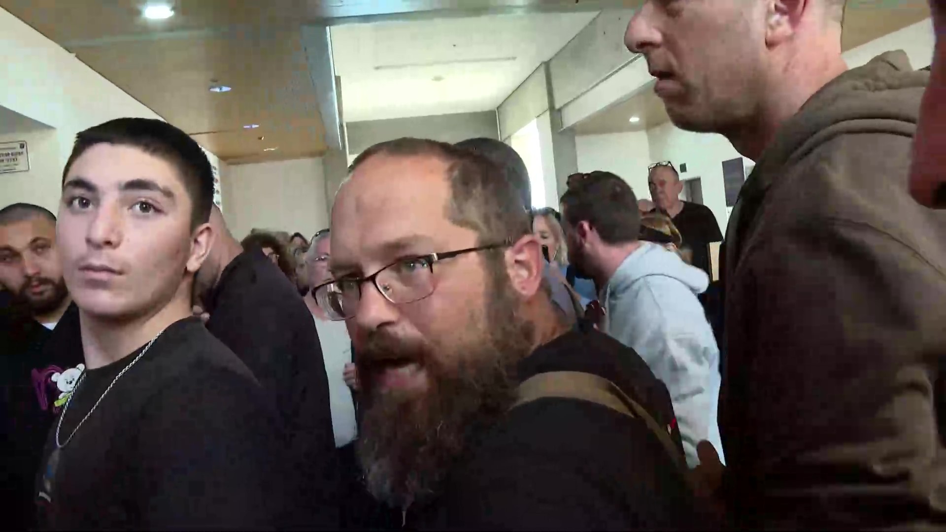 פעילי שמאל תקפו באלימות את צלם ערוץ 14, המשטרה פתחה בחקירה