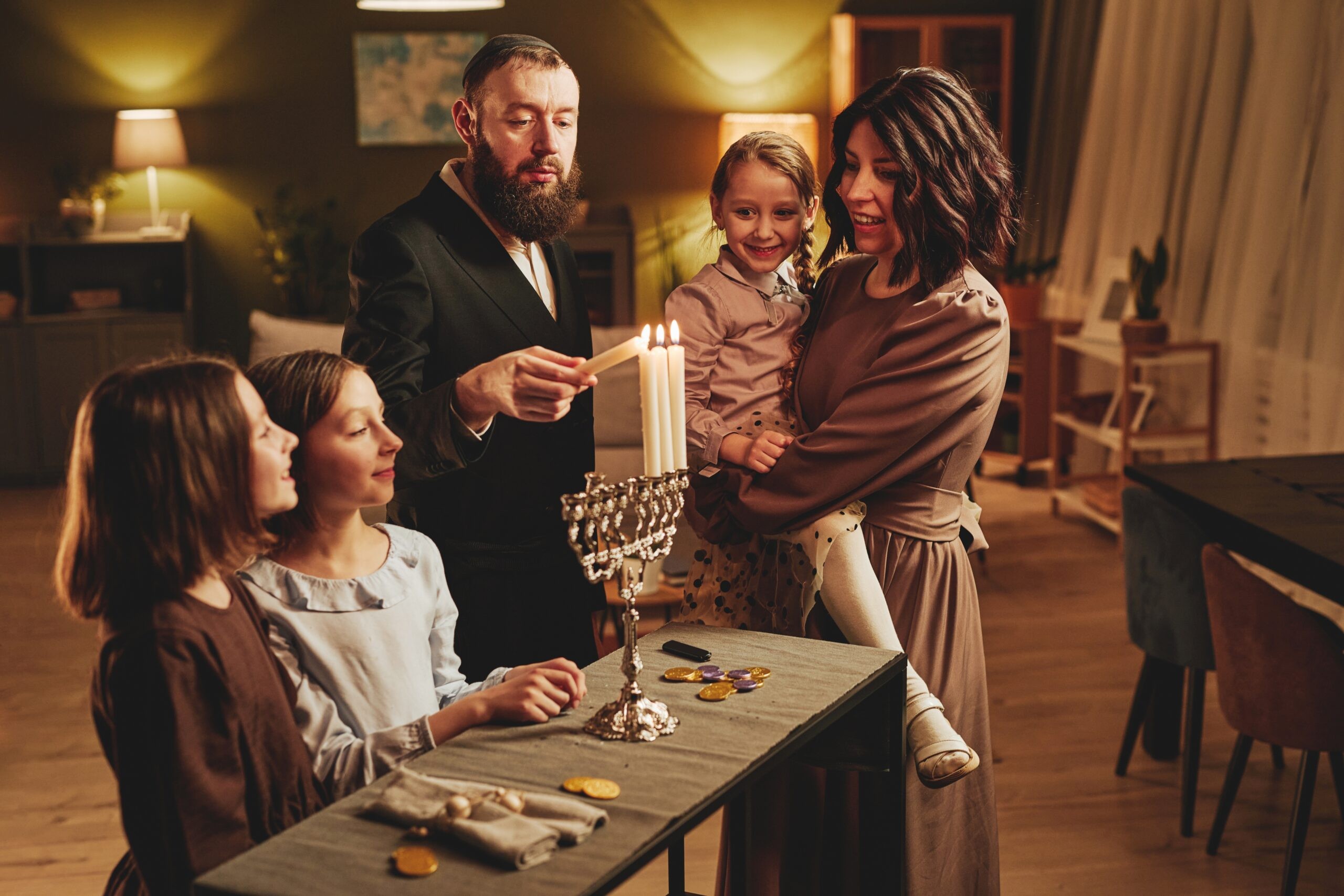 מתי מדליקים נרות חנוכה? זמני הדלקת הנרות לשנת תשפ"ה - 2024