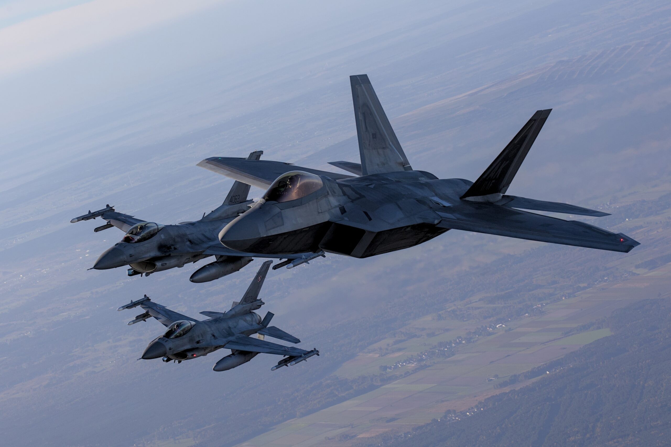 ההיערכות נמשכת: 12 מטוסי F-22 אמריקניים הוצבו בישראל