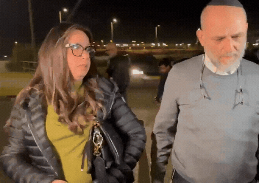 הוריו של פלדשטיין מחוץ לבית הכלא: השמחה תושלם כשהנגד ישתחרר