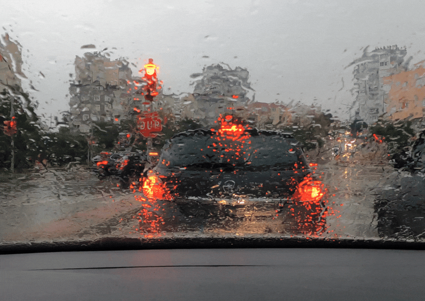 איך לנהוג בבטחה בגשם? טיפים והמלצות לנהיגה במזג אוויר קשה