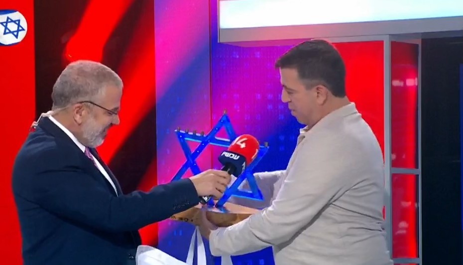 המתנה המיוחדת שהעניק צופה הפטריוטים לינון מגל בשידור | צפו