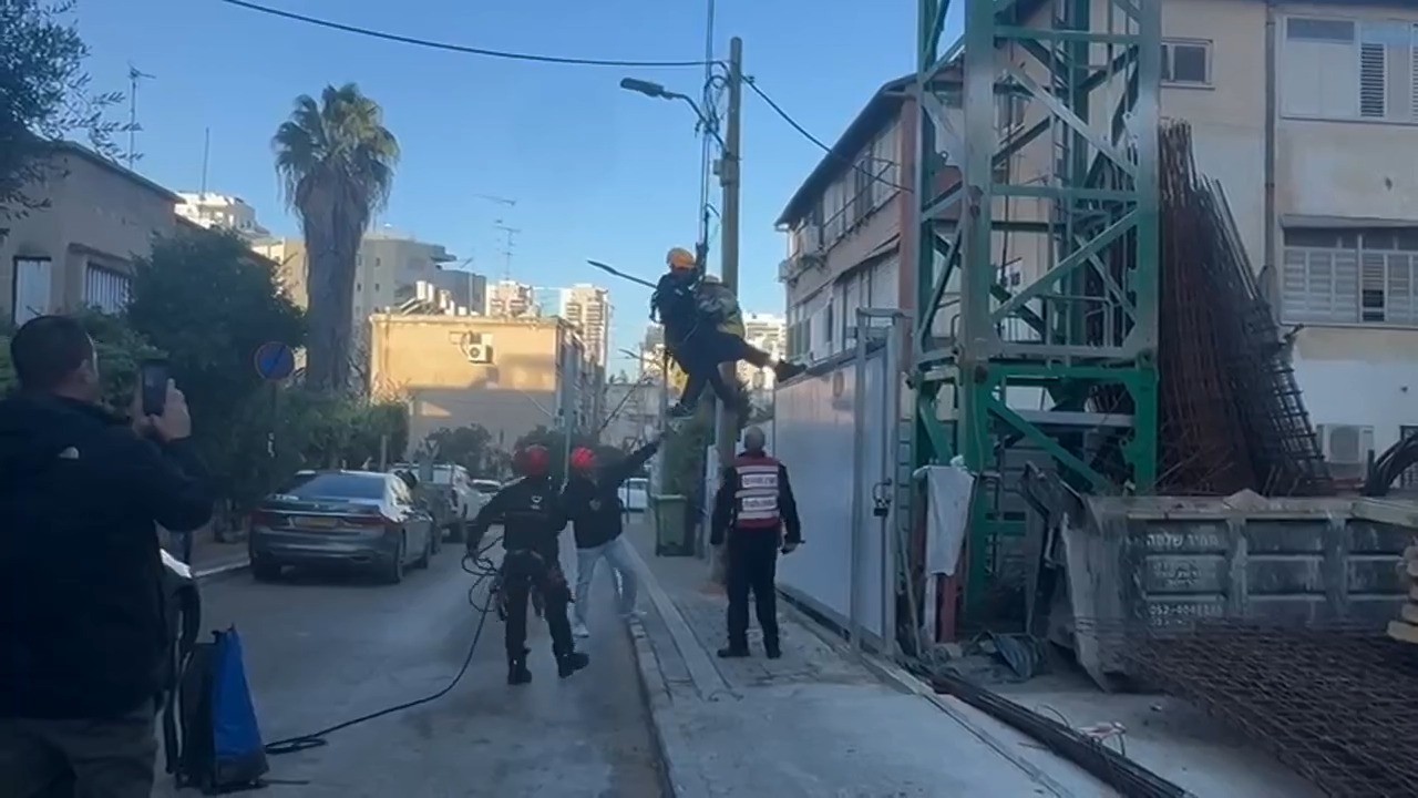 אישה נלכדה במנוף בגובה של 45 מטר בפתח תקווה - וחולצה | צפו