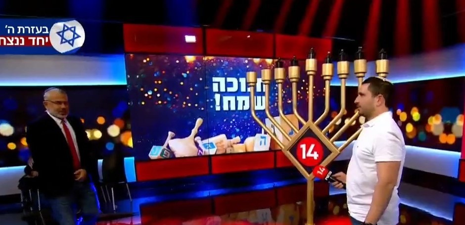 הפטריוטים מדליקים נר שישי של חנוכה עם גיבורי המלחמה | צפו