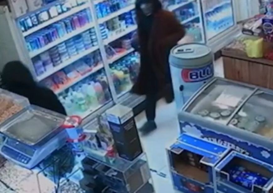 תיעוד בלעדי: השודדים ניסו לבצע שוד - כך המוכר הבריח אותם