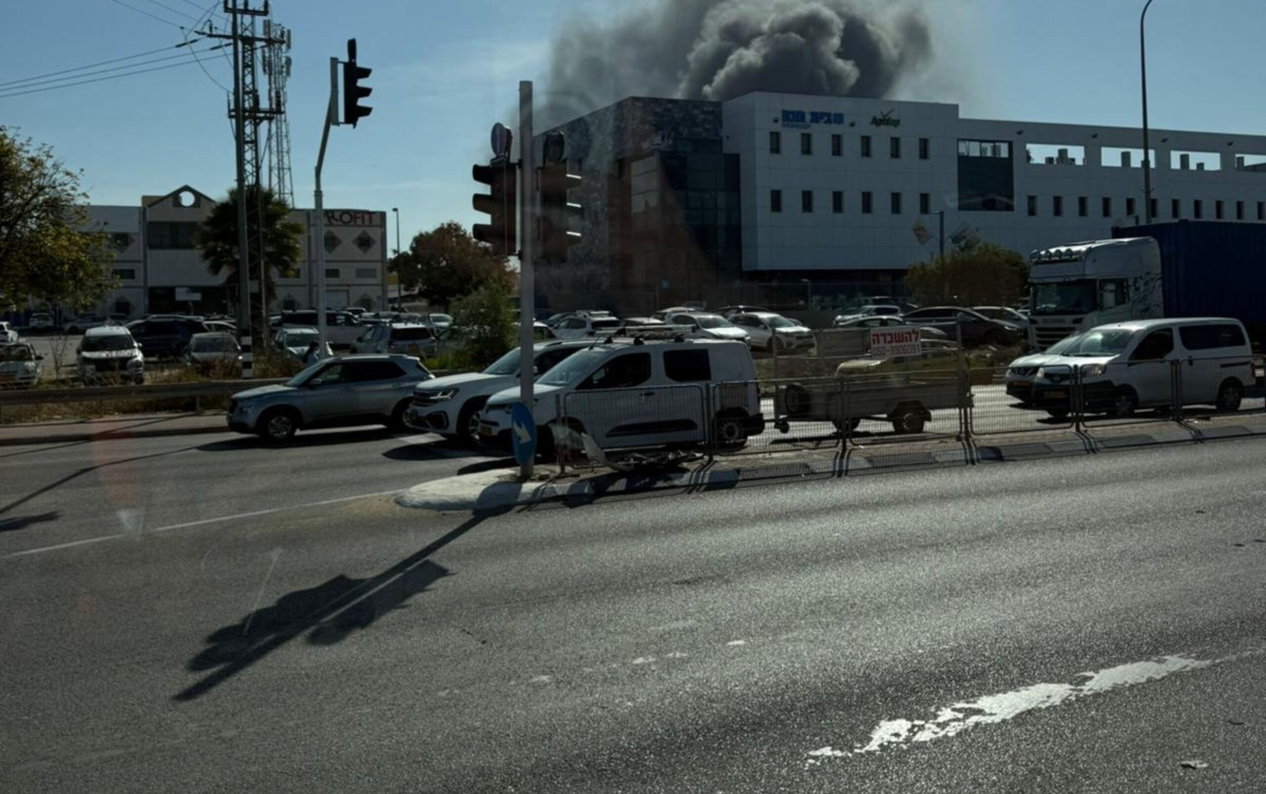 שריפה באזור התעשייה בבאר טוביה: כוחות הכיבוי פועלים במקום