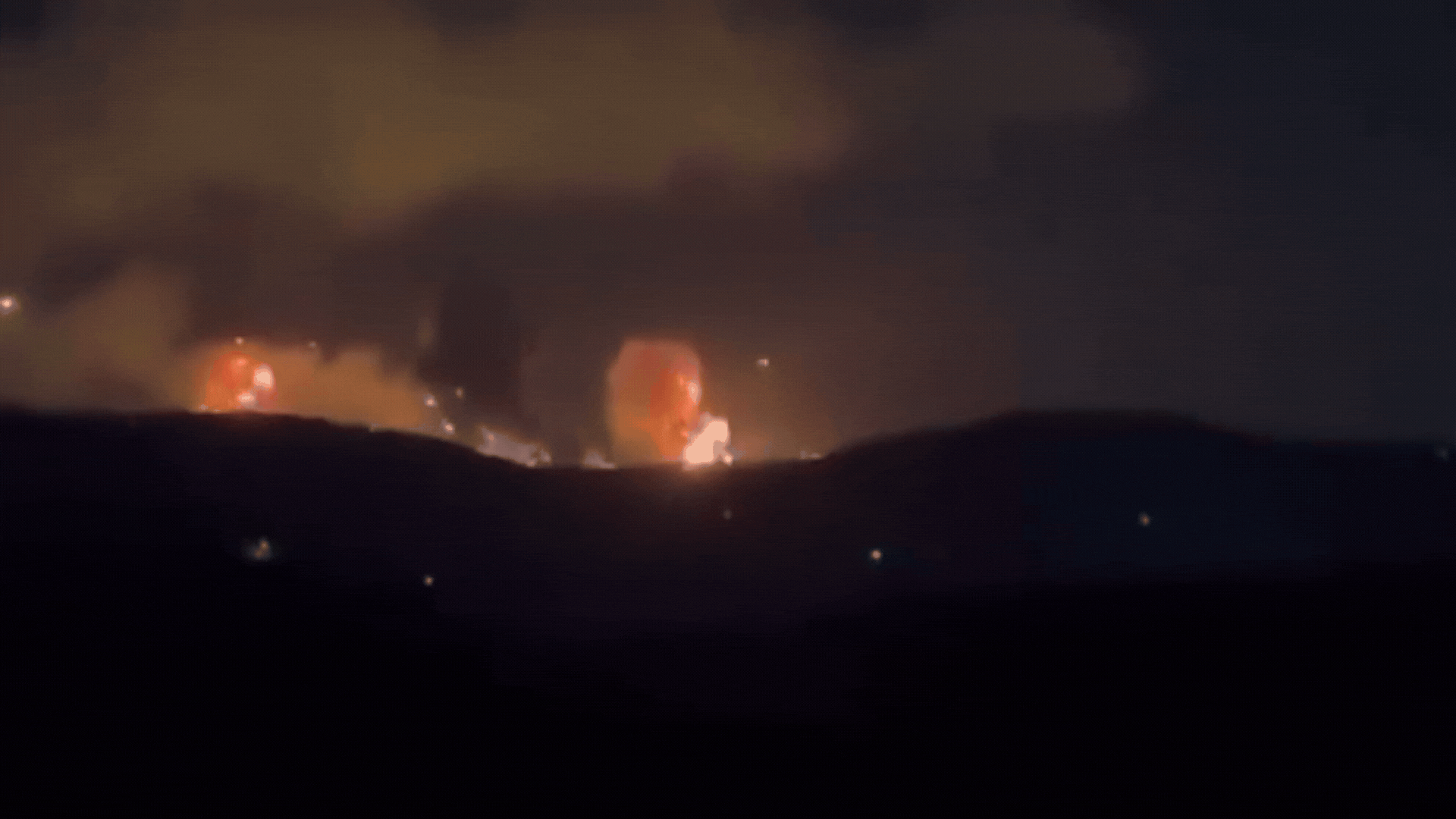 נקודת אור והאש מתפשטת: תיעוד מהתקיפות הדרמטיות בסוריה | צפו