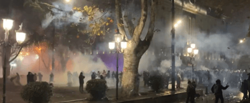אלימות משטרתית ואש בפרלמנט: עשרות אלפי גיאורגים בהפגנת ענק