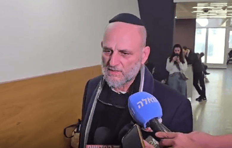 אביו של אלי פלדשטיין בבית המשפט: "חוזר לי האמון במדינה"