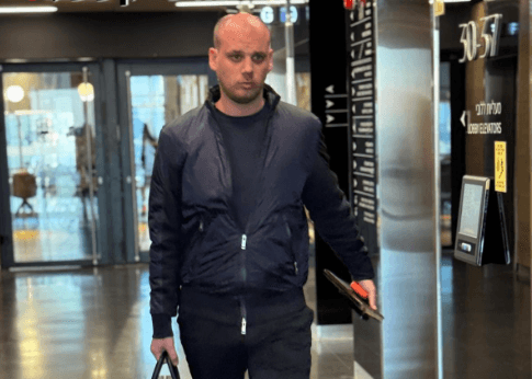 לראשונה מאז המעצר: פלדשטיין קיבל אישור לצאת מביתו | תיעוד
