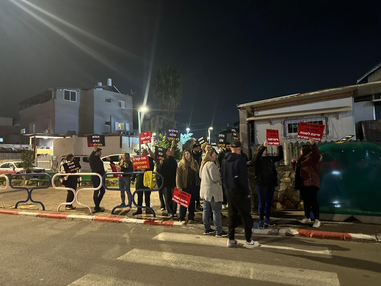 הורים הפגינו מול בית הגננת המתעללת: "נרדוף עד שימוצה הדין"