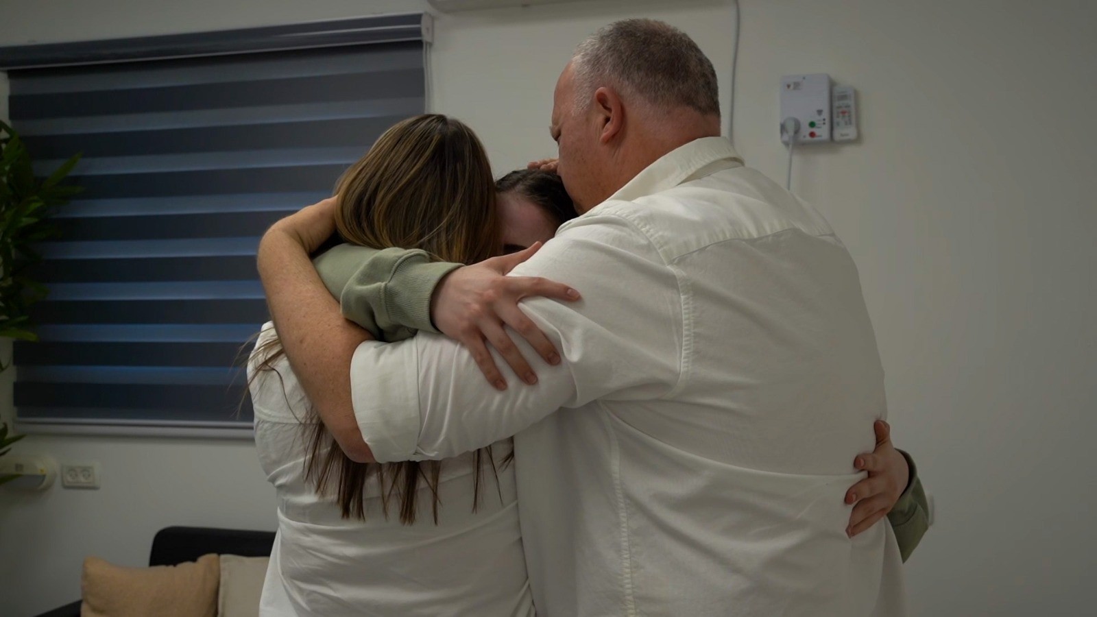 תמונות מרגשות: אגם ברגר מחובקת עם הוריה במחנה רעים