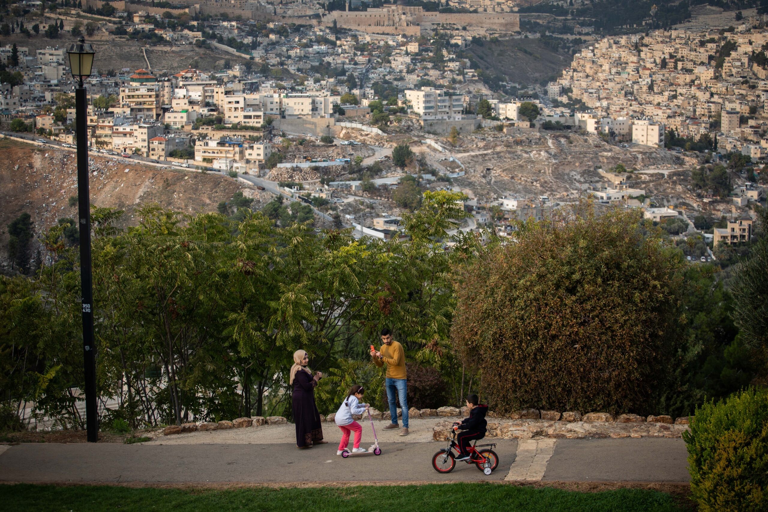 תושב מזרח ירושלים השמיע ושר שירי הסתה והלל למחבלים - ונעצר