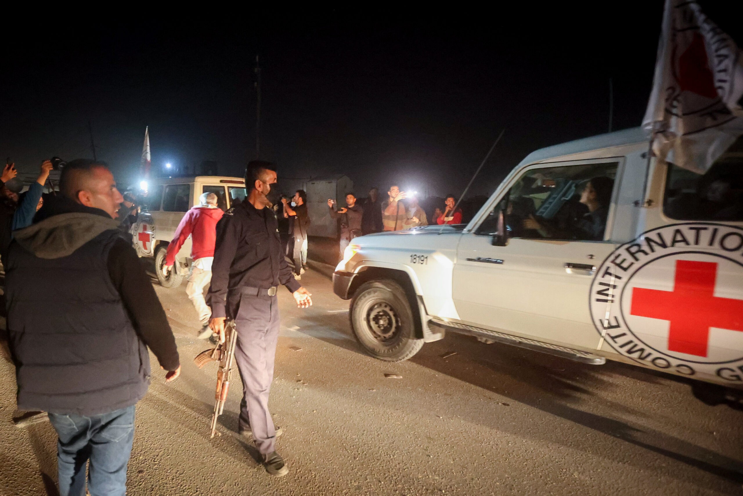 Red Cross vehicles carrying released hostages who were the first to be released in a deal with Hamas, seen at Rafah crossing,  Gaza Strip, November 24, 2023. Photo by Atia Mohammed/Flash90 *** Local Caption *** äöìá äàãåí
çèåôéí
îòáø øôéç
çøáåú áøæì

äôñ÷ú
àù