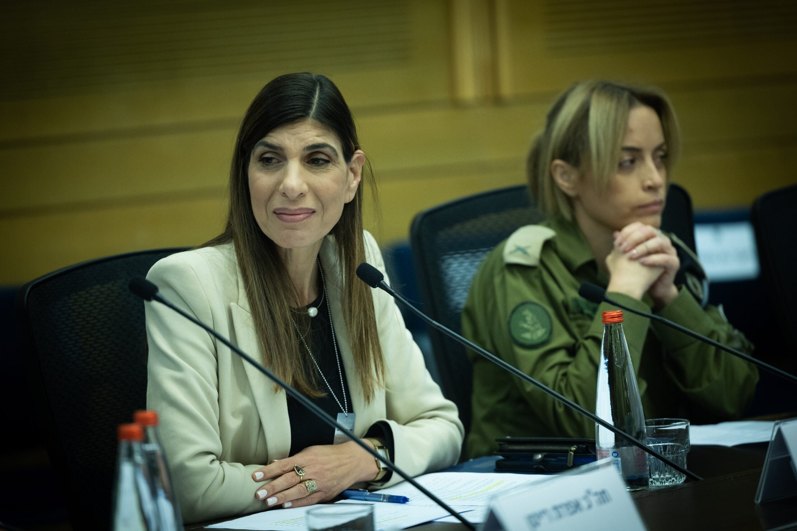 ח"כיות מהאופוזיציה: לא ייתכן שחיילות יאלצו לשמור על נוח'בות