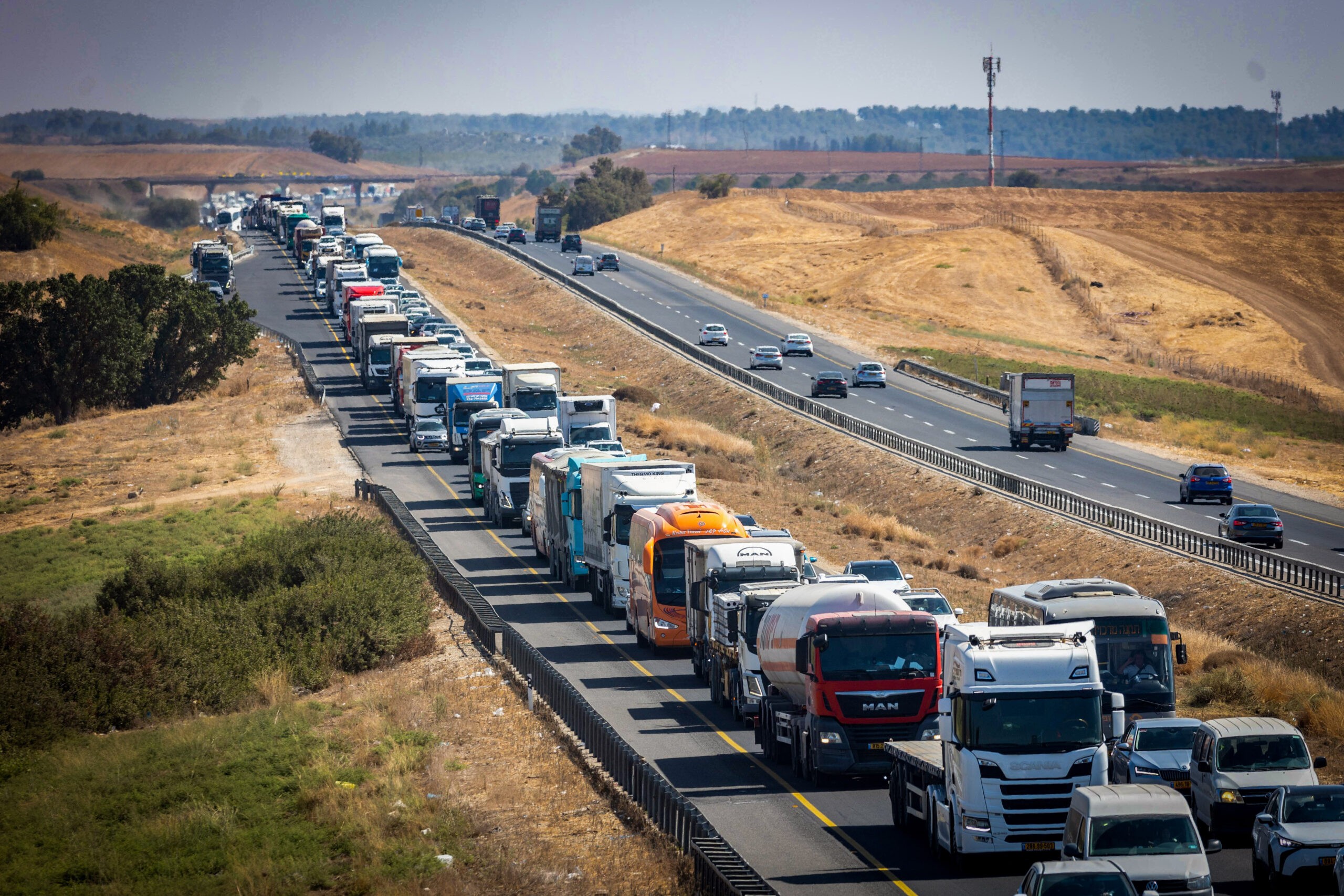 בשיא העומס: המחלף שמחבר בין כביש 1 לכביש 6 נחסם לתנועה
