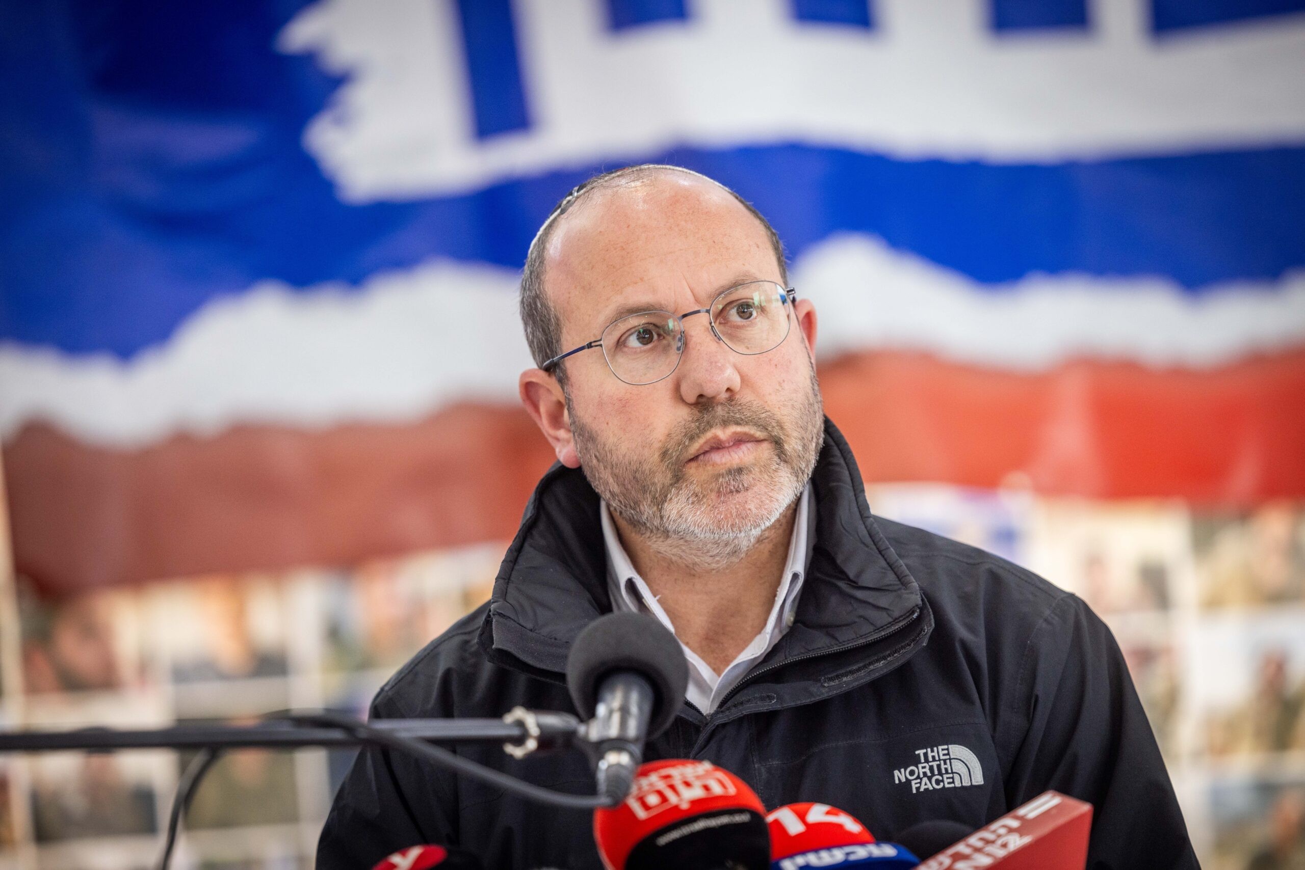 התגובה של אב החטוף לשבים שהעידו "שהתחזקו מהמחאות"
