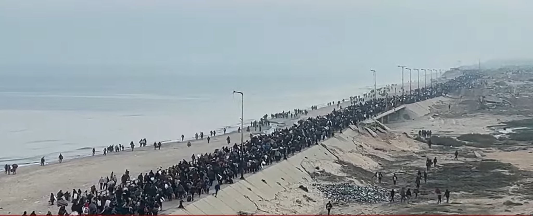 ציר נצרים נפתח: המוני עזתים צועדים בקריאות "ניצחון" צפונה