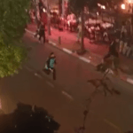 עשרות אנשים בורחים בבהלה מהזירה | תיעוד דרמטי