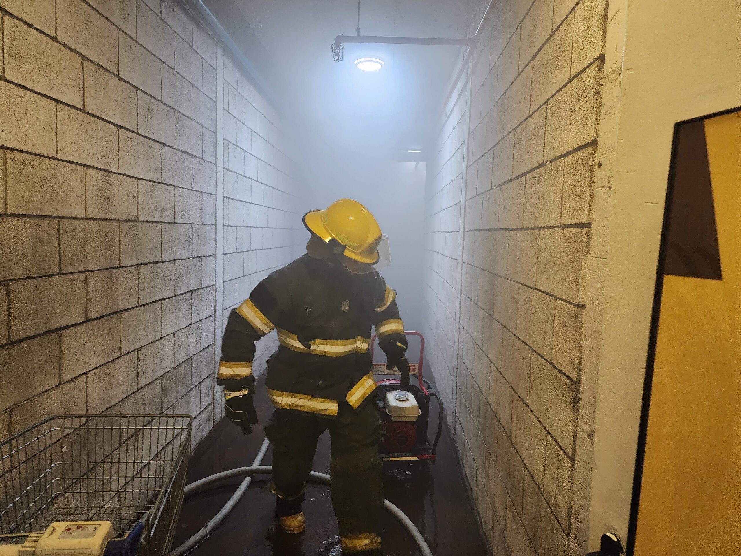 בשל עשן כבד שנגרם משריפה במחסן: קניון חיפה פונה מאנשים
