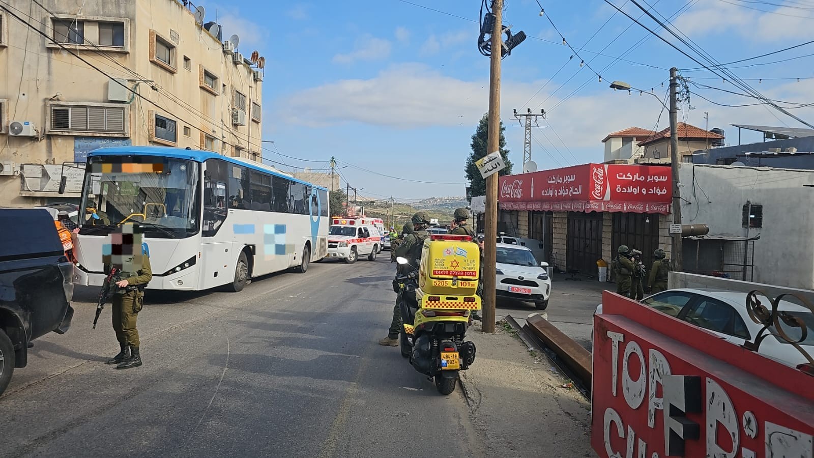 המחבלים אורבים לאוטובוס - יוצאים מהרכב, יורים ונמלטים | צפו