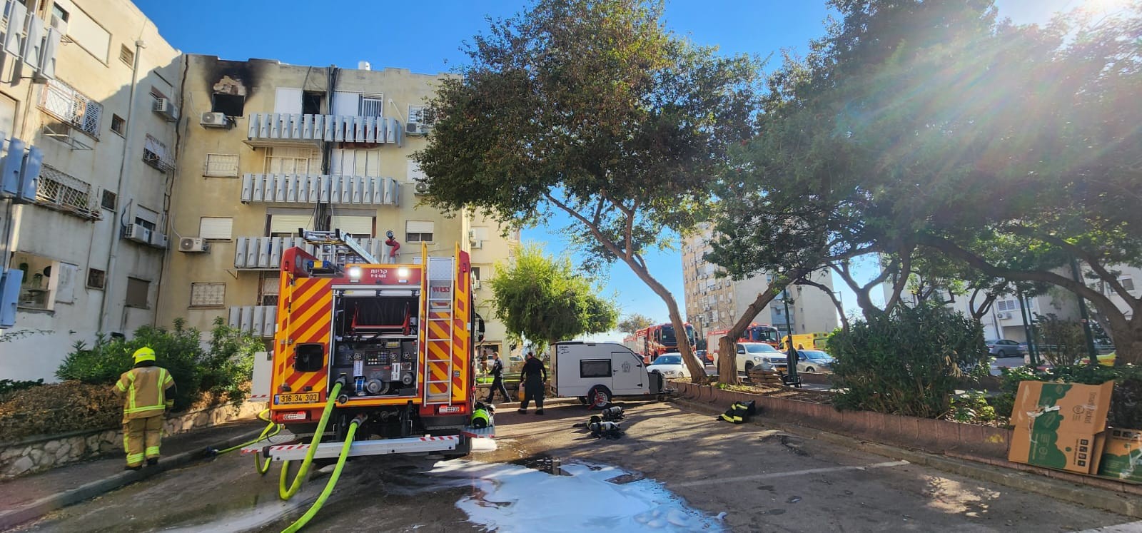 שריפה בבניין מגורים בקריית אתא: גבר ואישה במצב קשה