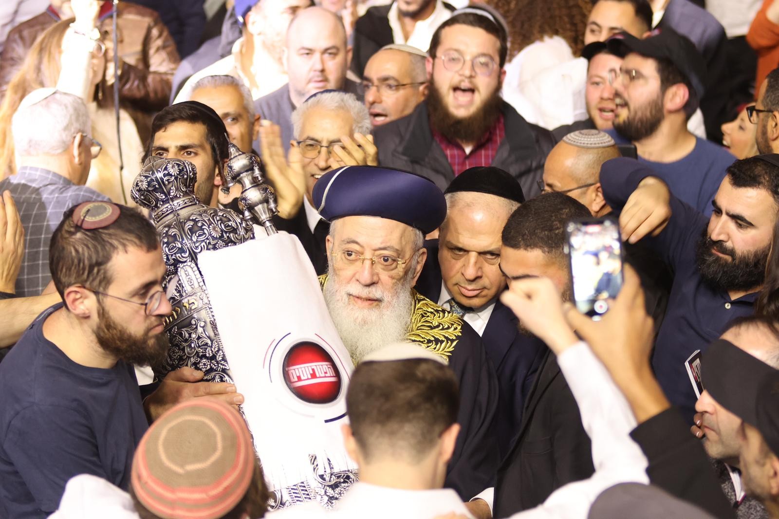 "תורת השם תמימה": הפטריוטים הכניסו ספר תורה יחד עם הרב עמאר