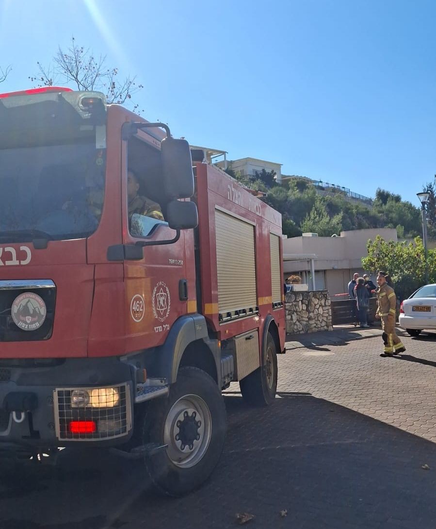 שריפה פרצה בדירה בכפר ורדים - אותרה אישה בת 80 ללא רוח חיים