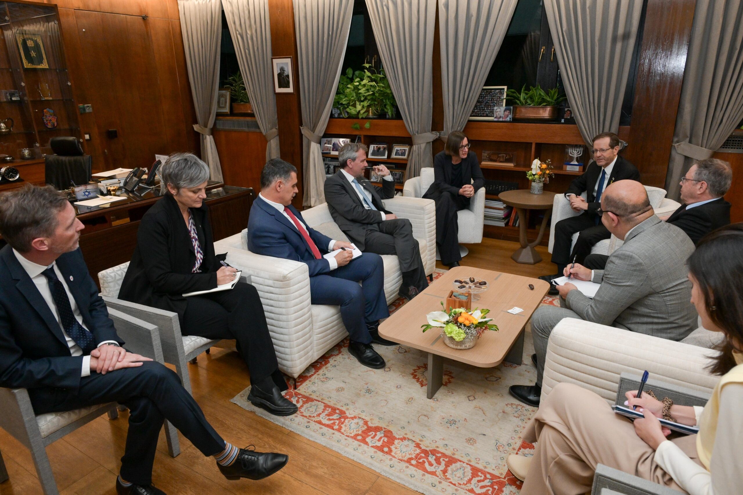 מתכוננים לחזרת החטופים: הרצוג נפגש עם נשיאת הצלב האדום בארץ