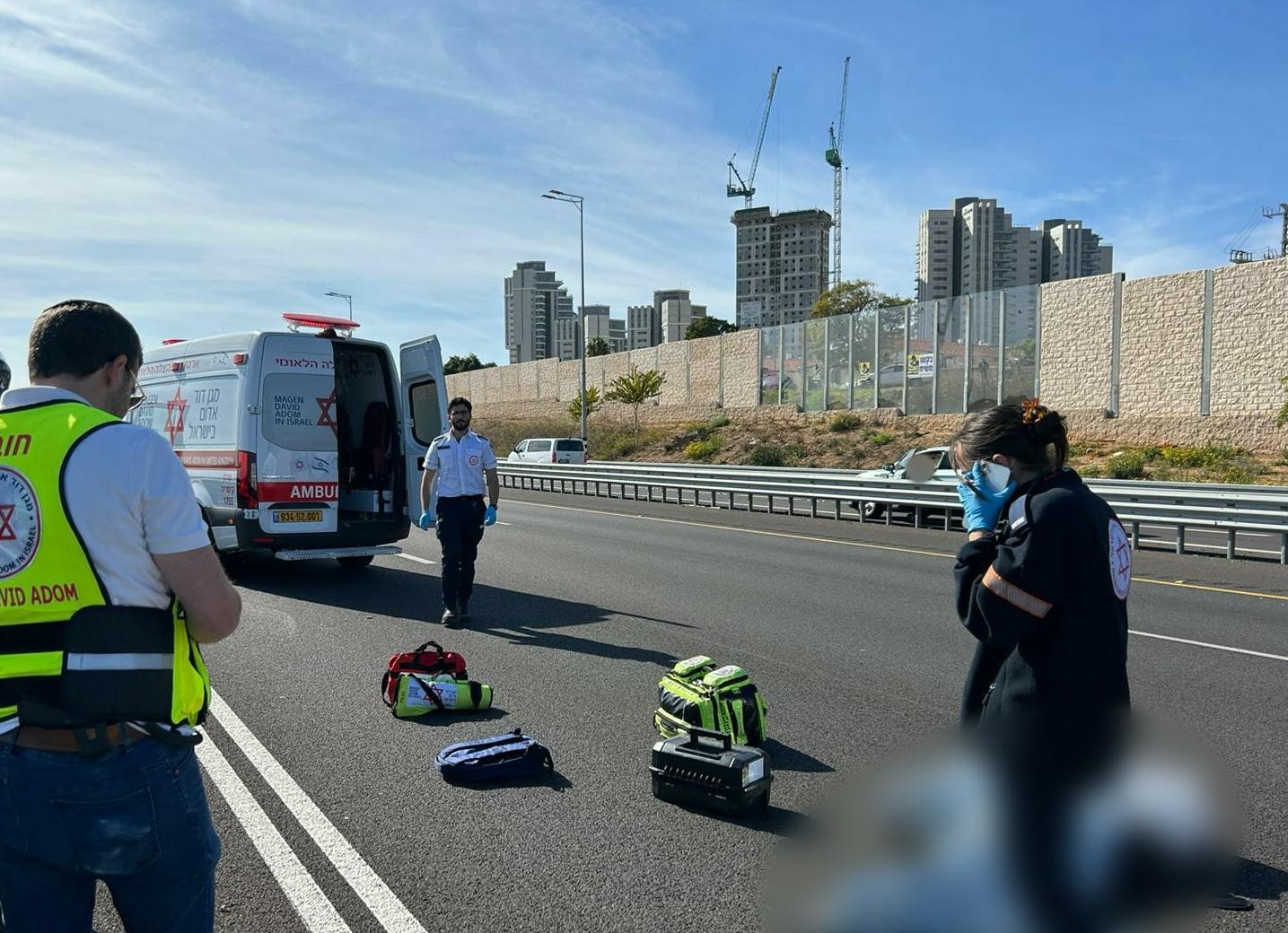 אישה כבת 80 נהרגה מפגיעת רכב בכביש 2 סמוך למחלף אולגה