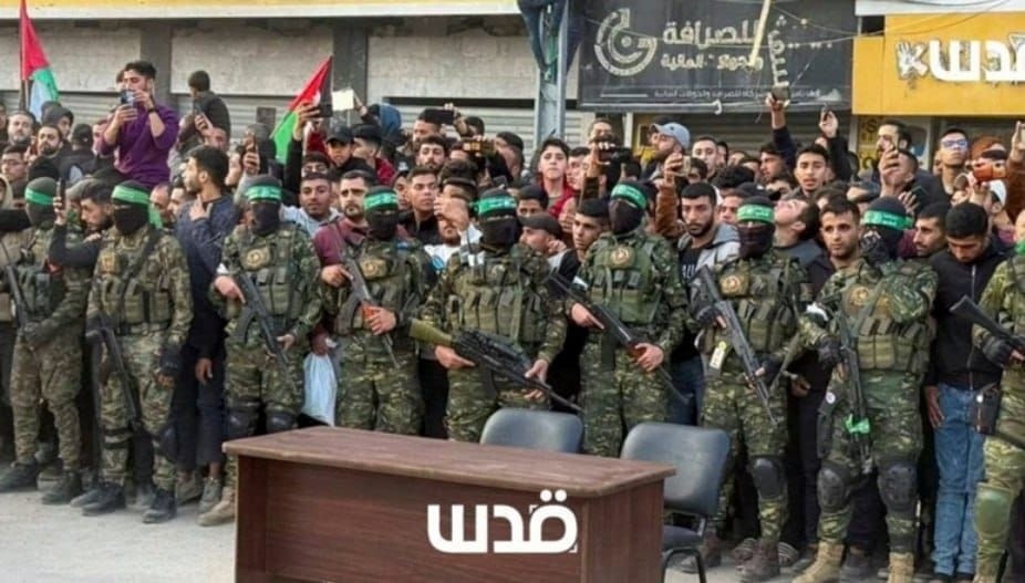 חמושים ורעולי פנים: המוני מחבלים צועקים בכיכר שחרור החטופות